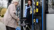 Seniorin mit Rollator bekommt Hilfe beim Einsteigen von einer LVB-Mitarbeierin / Bild: © Leipziger Verkehrsbetriebe