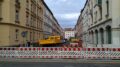 Einee weiß-rote Absperrung sichert die Straßenbaustelle ab.