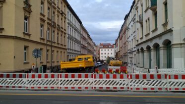 Einee weiß-rote Absperrung sichert die Straßenbaustelle ab.