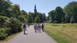 Eine Gruppe Menschen wandert der Markkleeberger Kirche entgegen. / Foto: Dagmar Vorpahl