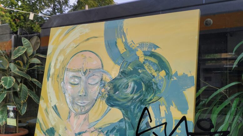 Zwei Köpfe auf einem Bild in einem Leutzscher Schaufenster.