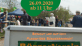 Aufsteller des Leutzscher Bürgerverein mit Menschen im Hintergrund.