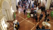 Viele Menschen an Ständen in der Wandelhalle des Neuen Rathauses.