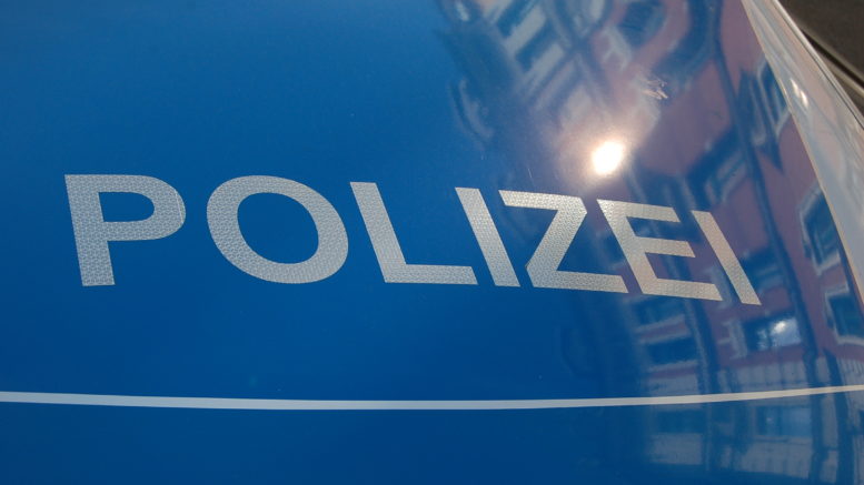 Schriftzug Polizei auf einem Polizeiauto