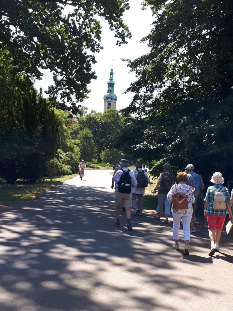 Eine Gruppe von Menschen unterwegs auf dem Lutherweg. / Foto: Dagmar Vorpahl