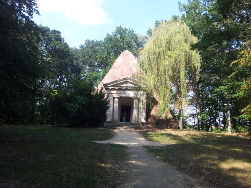 Steinpyramide 1792 erbaut als Familiengruft