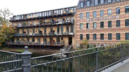 Brücke mit Wasser und Wohnhaus in alter Industriearchitektur