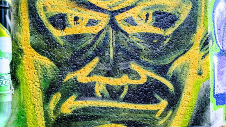 Das Grafitti des Monats September zeigt ein grün-gelbes Gesicht.