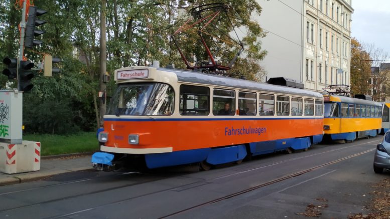 Eine Fahrschultatrabahn fährt durch Leutzsch.