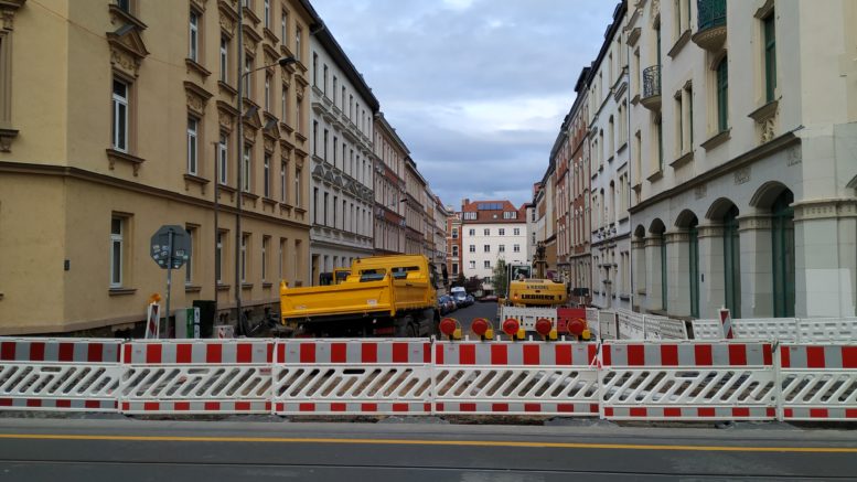 Einee weiß-rote Absperrung sichert die Straßenbaustelle ab.