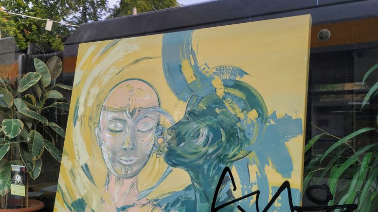 Zwei Köpfe auf einem Bild in einem Leutzscher Schaufenster.
