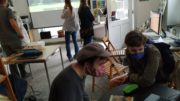 Besucherinnen und Besucher schauen sich Bilder über Leinwand und Monitor an.
