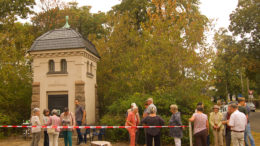 Viele Menschen freuen sich auf die Eröffnung der Ausstellung "Sommerliches Leutzsch" vor dem Leutzscher Trafohäuschen.