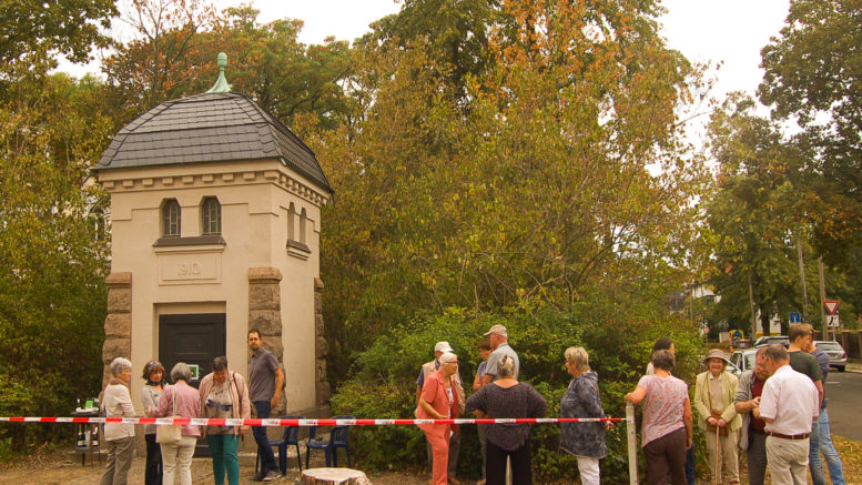 Viele Menschen freuen sich auf die Eröffnung der Ausstellung "Sommerliches Leutzsch" vor dem Leutzscher Trafohäuschen.