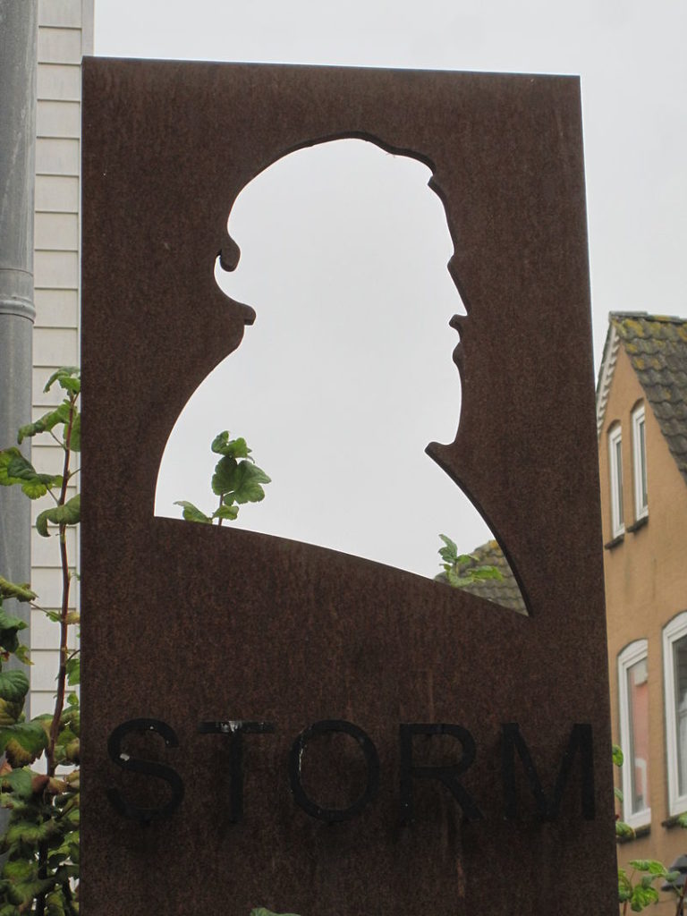 Husum: Vor dem Theodor-Storm-Haus steht diese Plastik, die Silhouette des Dichters zeigend.